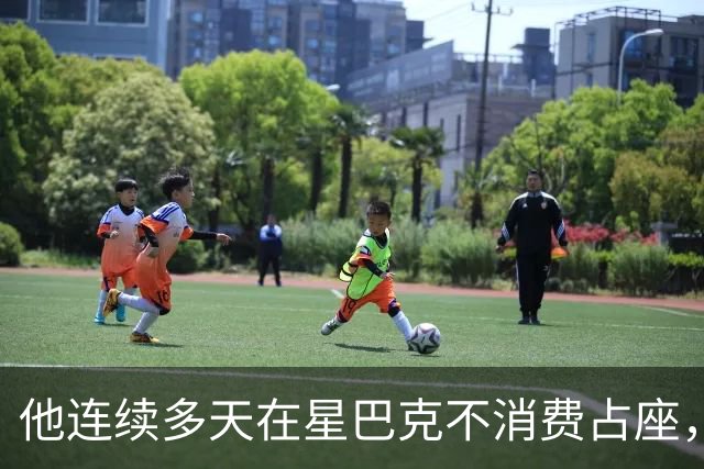 他连续多天在星巴克不消费占座，被劝离后报警了：律师一句话，把底裤扒干净了